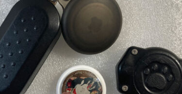 a key chain with a dog paw print watertight case and an Apple AirTag