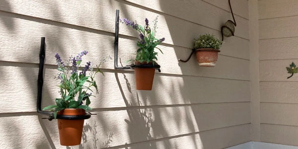 thrift store iron brackets pots flowers project
